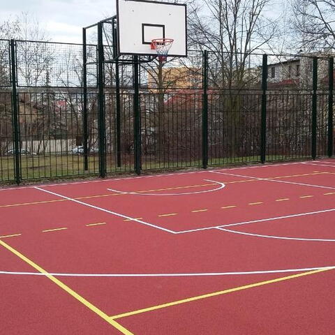 Hřiště na basketbal a volejbal - Základní škola U Krčského lesa