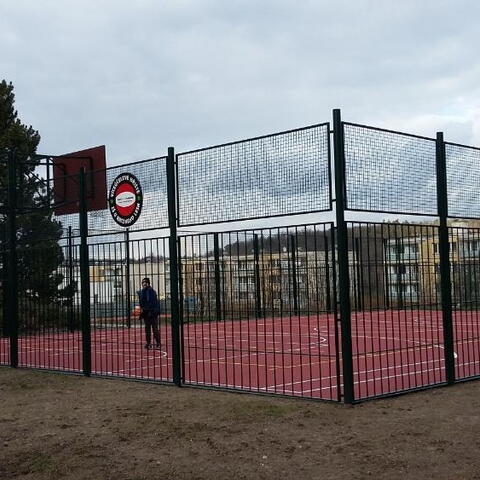 Hřiště na basketbal a volejbal - Základní škola U Krčského lesa