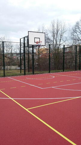 Hřiště na basketbal a volejbal - Základní škola U Krčského lesa