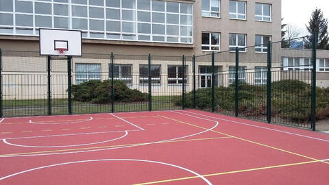 Hřiště na basketbal a volejbal - Základní škola U Krčského lesa