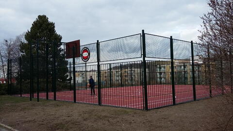 Hřiště na basketbal a volejbal - Základní škola U Krčského lesa