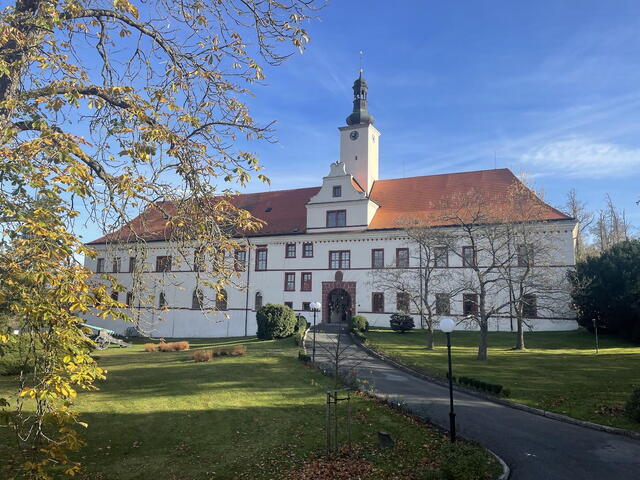 Oprava zámecké ohradní zdi zámku Komorní Hrádek