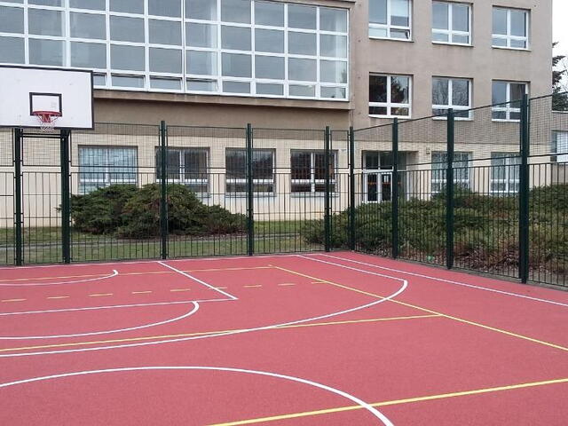 Hřiště na basketbal a volejbal  - Základní škola U Krčského lesa